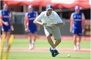 Nasser Hussain sets a new record in catching a cricket ball